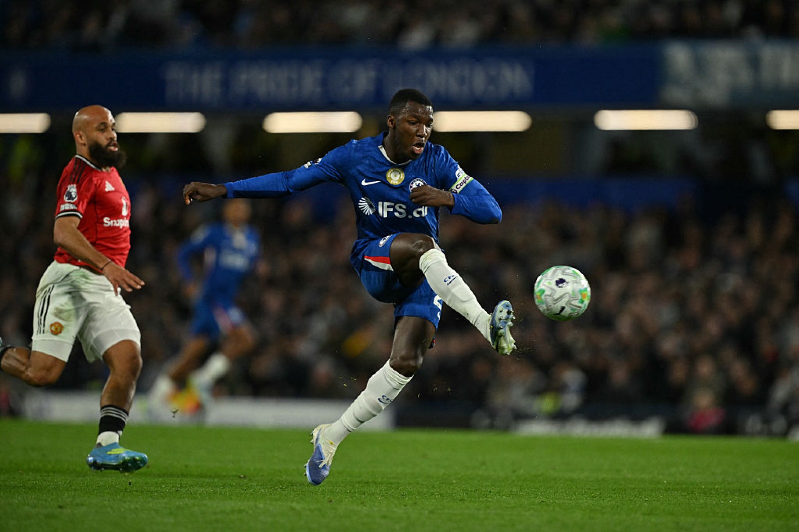 Moises Caicedo misses the target against Manchester United
